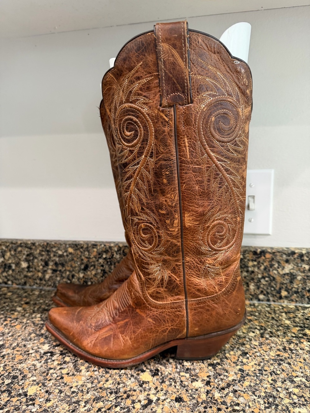 Classic Justin Brown Leather Western Boots - Stylish Embroidered Home Accent 7.5